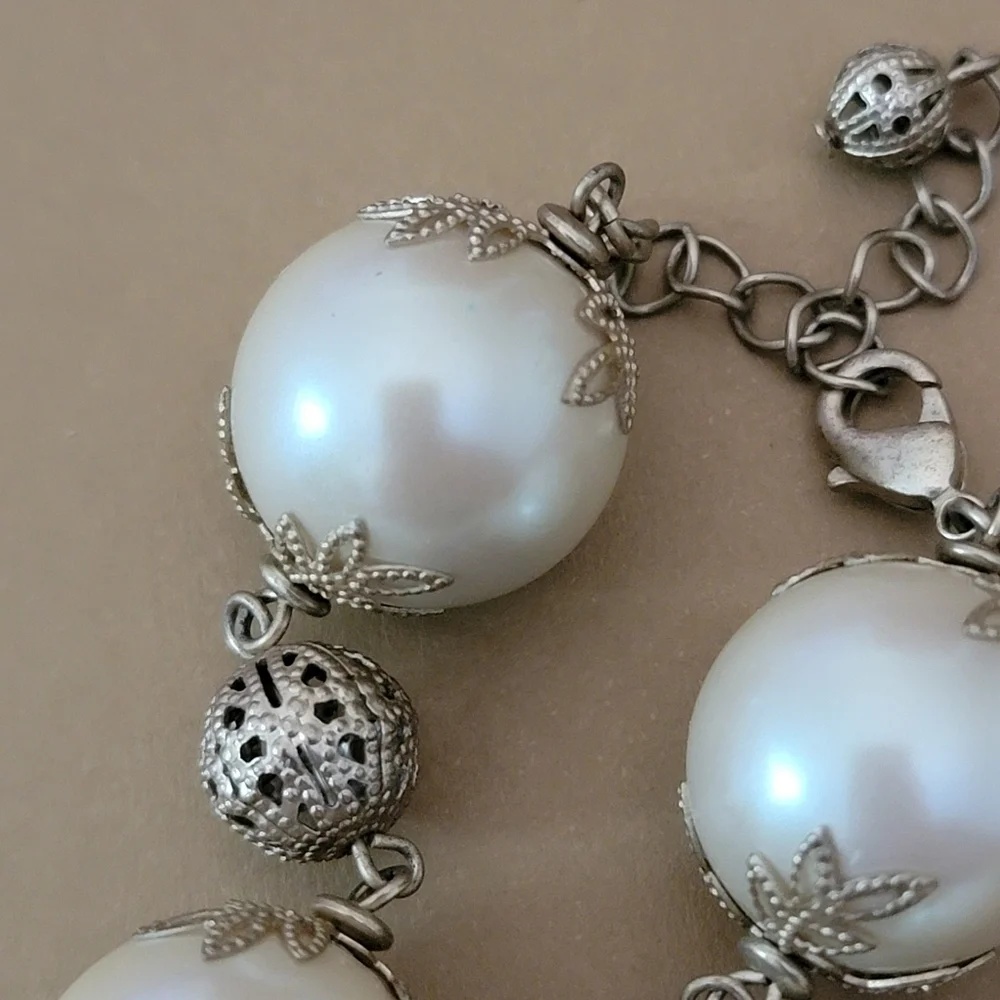 Beautiful Vintage Faux Large Pearl Gold Tone Necklace 7.5